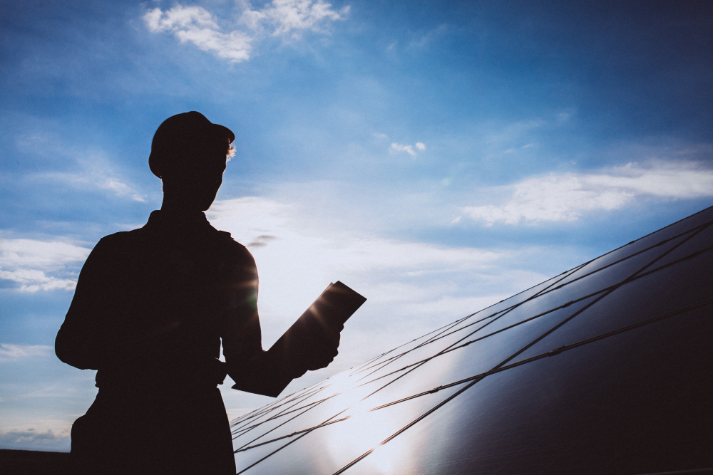 Un homme posant des panneaux solaires